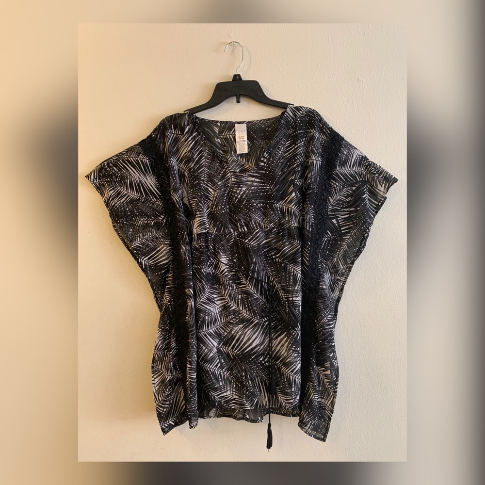 Time and Tru black/white cover up size XL